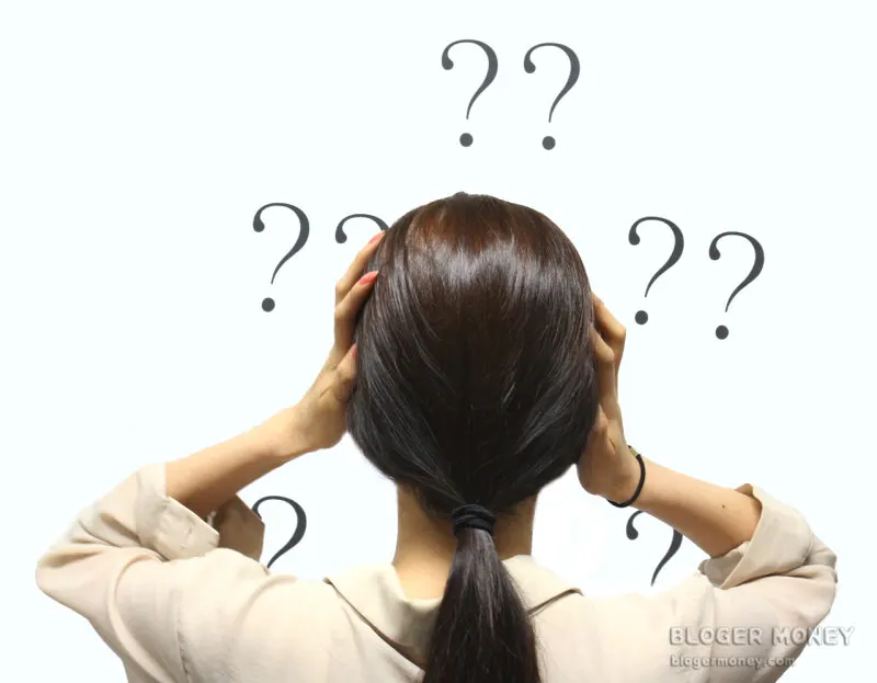 머리에 물음표가 있는 여자