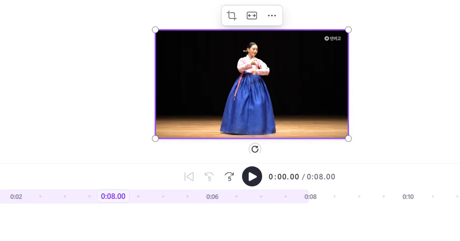 한국 드레스를 입은 여자가 화면에