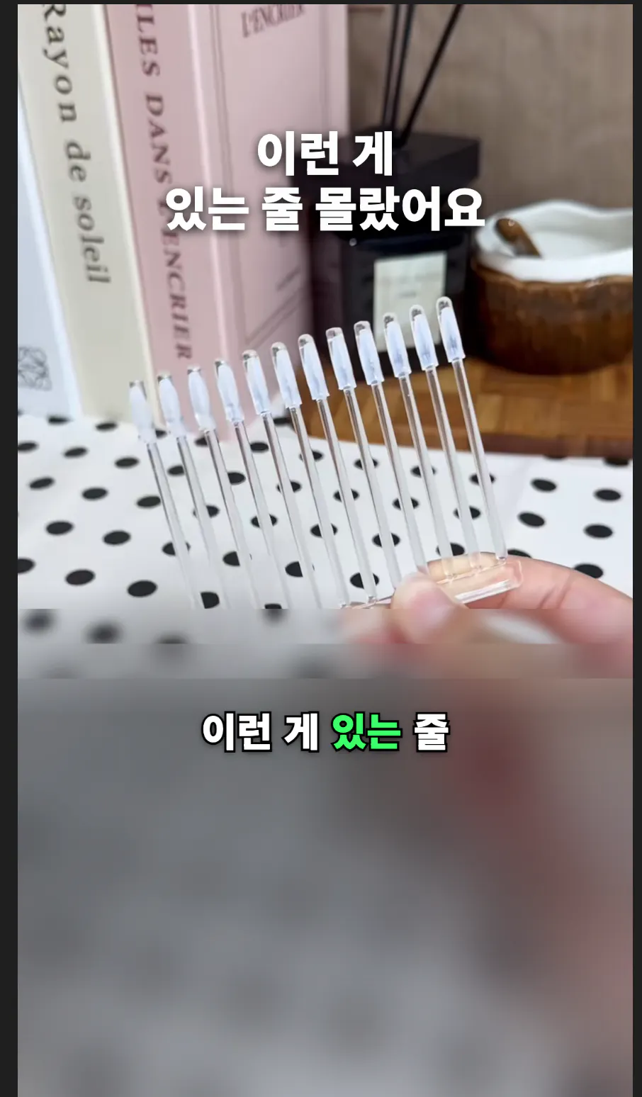 한 사람이 테이블 앞에서 빗을 들고 있다