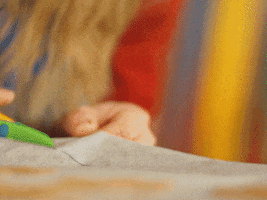 한 소녀가 종이에 그림을 그리고 있다