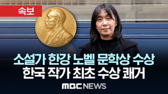 한 여자가 메달을 들고 버스 앞에 서 있다