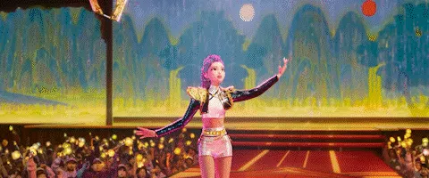 군중 앞에서 무대에있는 여자의 그림